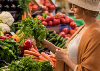 Hasta qué hora está abierta la tienda de alimentos más cercana