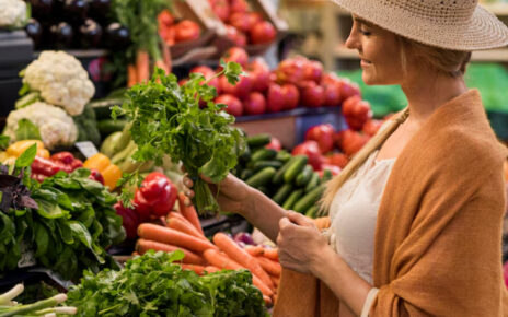 Hasta qué hora está abierta la tienda de alimentos más cercana